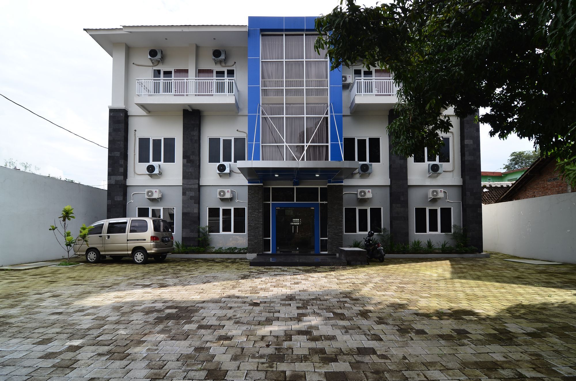 Hôtel Reddoorz Near Museum Keraton Surakarta à Solo Extérieur photo